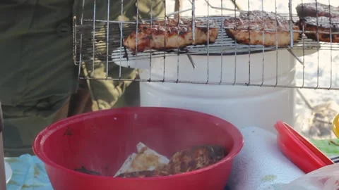 Winter barbecue outdoors, finished grill steak in bowl, BBQ at camping cookout 스톡 동영상 165607953