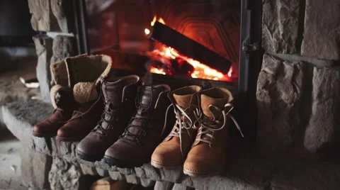 Winter Boots drying in front of a Cozy Burning Fireplace 4K. 库存影片 67848613