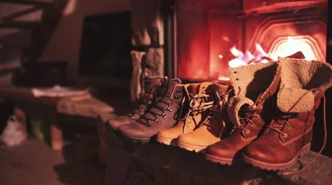 Winter Boots drying in front of a Cozy Burning Fireplace. 4K Stabilized shot. Vidéo 67848665