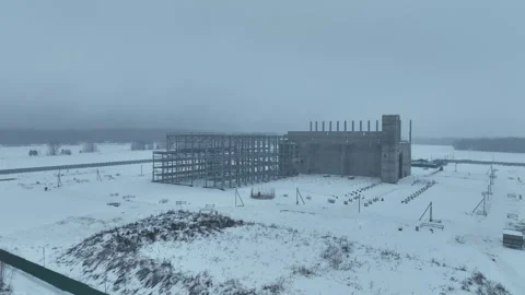 Winter building zone displays grid of exposed concrete beams Видео 327807441