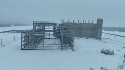 Winter building zone exposes repetitive concrete framework Видео 327807010