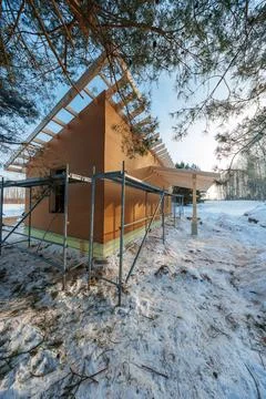 Winter cabin under construction with timber frame and scaffolding Foto stock