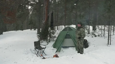 Winter camp with a fire in the forest. Camping, hiking concept. Stock-Footage 170440206