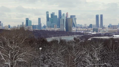 Winter Cityscape with Snow-Covered Forest and River 库存影片 326062287