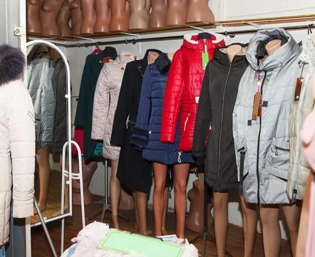 Winter Collection Of Different Coloured Jackets Dressed In Mannequins For Sal Foto stock