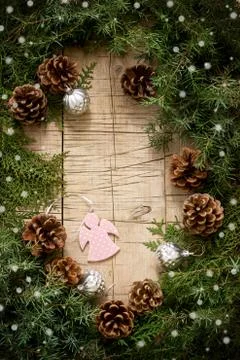 Winter composition with branches of juniper and thuja and Christmas toys on a Foto stock