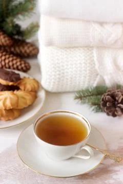 Winter composition with tea and biscuits in the background of a rug or pullov Foto stock