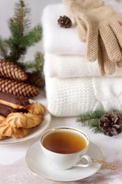 Winter composition with tea and biscuits in the background of a rug or pullov Foto stock