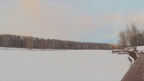 Winter day on the river in a park timelapse Vidéo 79814099