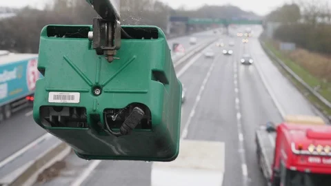 Winter day view average speed traffic camera under falling snow over UK Motorway Vídeos de archivo 102169341