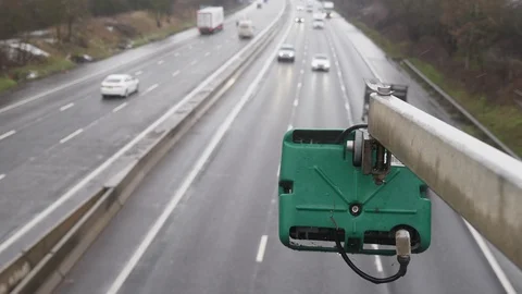Winter day view average speed traffic camera under falling snow over UK Motorway Vídeos de archivo 102171060