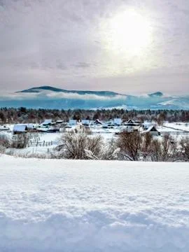 Winter Dramatic Sunrise over the Snowy Village in Altai Mountains, Kazakhstan Foto stock