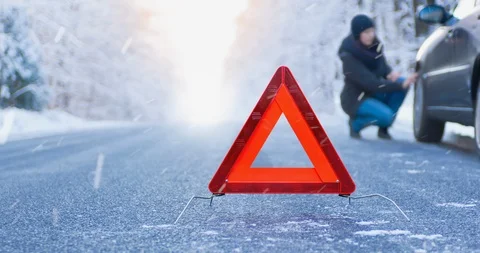 Winter Driving Cinemagraph - car breakdown on a mountain road - seamless loop Vídeo Stock 99439344