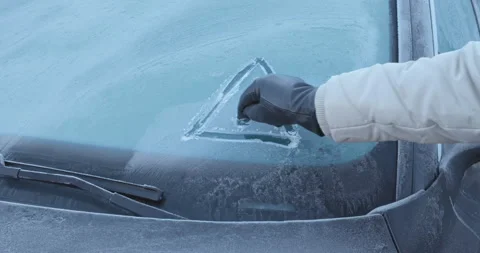 Winter Driving - Drawing the outlines of a warning triangle Vidéo 169159159