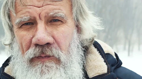 Winter. elderly man with a beard looks into the camera Video stock 85894785