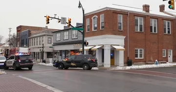 Winter Establishing Shot of Typical American Small Town Main Street with Police  Vídeos de archivo 85644764