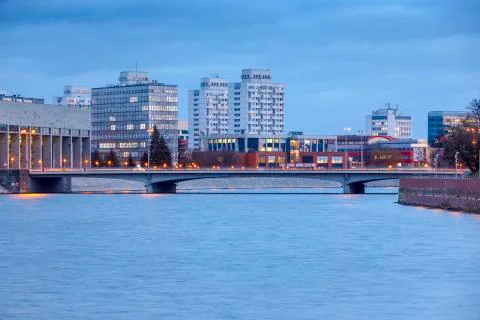 Winter evening on the Oder in Wroclaw, Poland. View from boulevard Foto stock