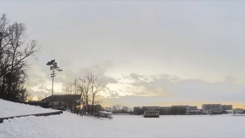 Winter evening on the river in a park timelapse Vidéo 79813839