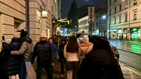 Winter evening stroll along central Krakow street 動画素材 331670724