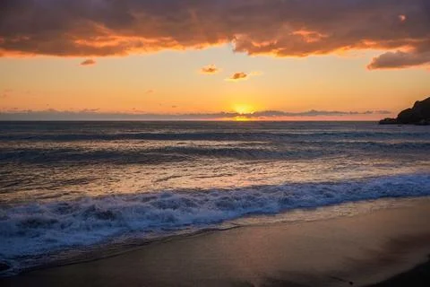 Winter Evening Waves Under Sunset Over Sea Foto stock