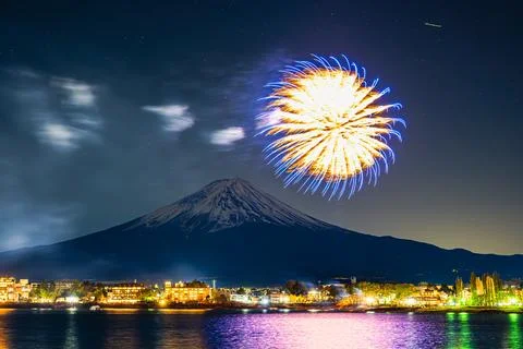 Winter Fireworks Exploding Over Lake Kawaguchi and Mt. Fuji Stock-Fotos