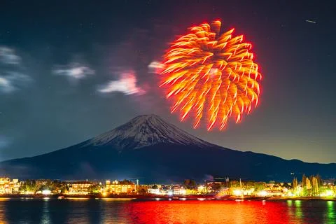 Winter Fireworks Exploding Over Lake Kawaguchi and Mt. Fuji 스톡 사진