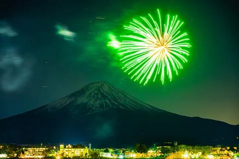 Winter Fireworks Exploding Over Lake Kawaguchi and Mt. Fuji Stock-Fotos