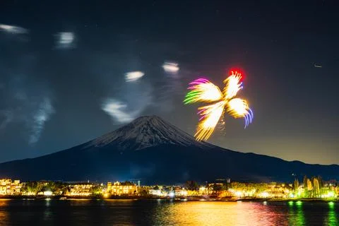 Winter Fireworks Exploding Over Lake Kawaguchi and Mt. Fuji 스톡 사진