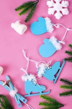 Winter flat lay with small ice skates, mittens, knitted hat and skis Stock-Fotos