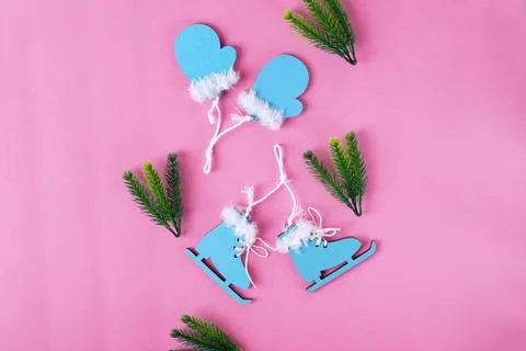 Winter flat lay with small ice skates and mittens Foto stock