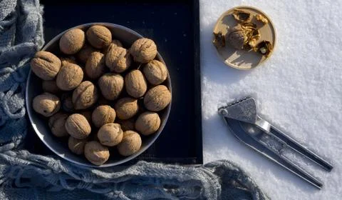 Winter flat lay with  walnut on black tray,   cracked nut with nutshell, Nutc Foto stock