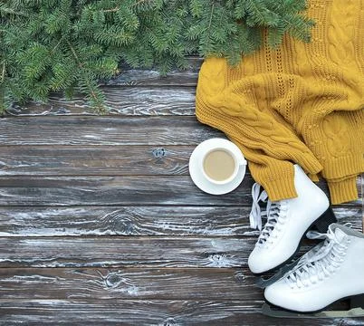 Winter flat lay with white skates for figure skating, fir branches, a cup of Foto stock