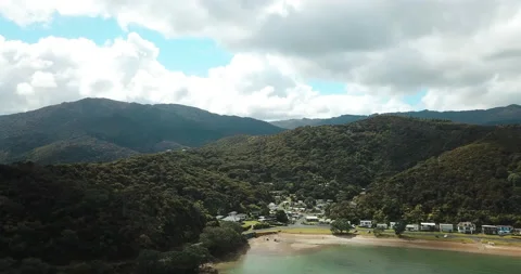 Winter flight above Oamaru Bay and lush Coromandel hinterlands - New Vídeos de archivo 163002192