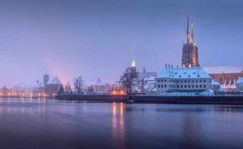 Winter foggy evening on the Oder river, view on the embankment and architecture Foto stock