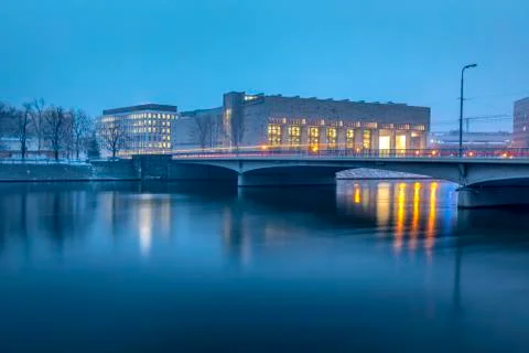 Winter foggy evening on the Oder river, view on the embankment, Bridge of Peace  Foto stock