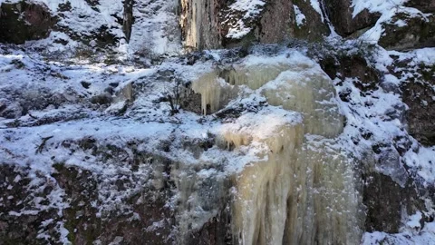 Winter in the forest. Frozen waterfall Vídeos de archivo 331425849