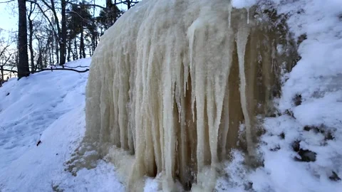 Winter in the forest. Frozen waterfall Vidéo 331425947
