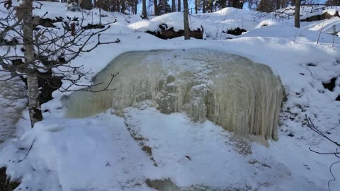 Winter in the forest. Frozen waterfall Vídeos de archivo 331426074