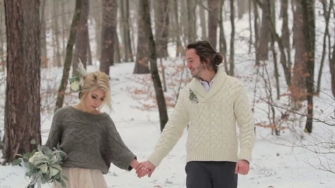 Winter Forest Walking of Wedding Couple 库存影片 70875057
