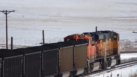 Winter full coal train med C-U moving away pusher Stock Footage 105191384