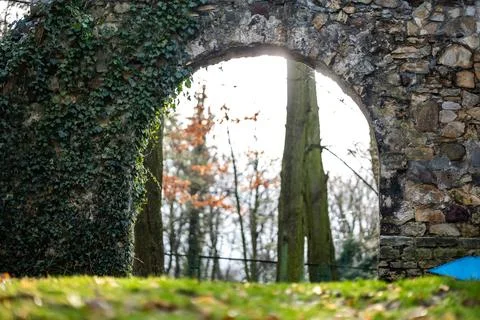 Winter Garden viewed through Stone Arch Stock-Fotos