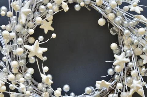 Winter holiday flat lay composition with glitter snowflakes and garland Foto stock