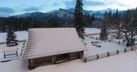Winter Hut in the mountains Vidéo 83225512