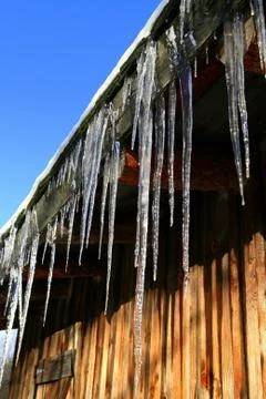 Winter Icicles on a Barn Stock-Fotos