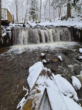 Winter landscape with forest river. Valley of waterfalls. Snow-covered trees Foto stock