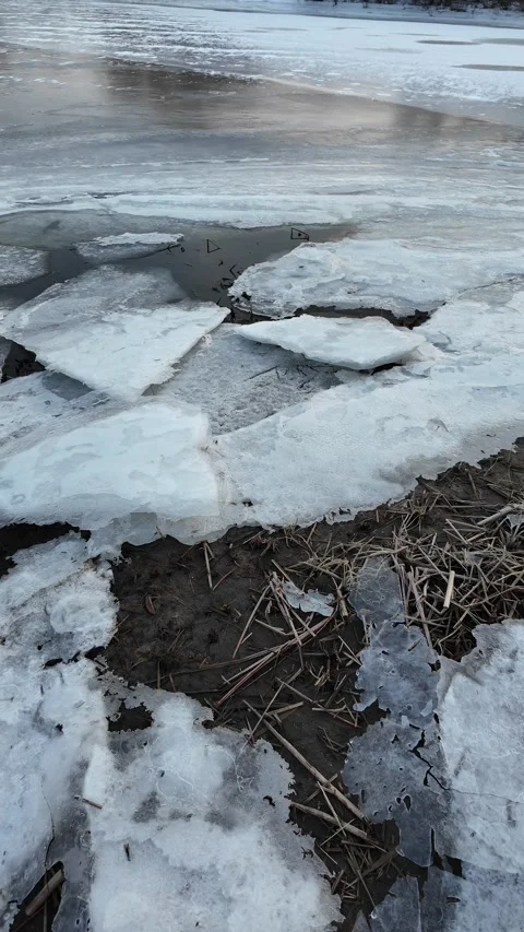 Winter landscape with ice on the river. Cracked ice on the lake. Frosty win.. Video stock 303048552