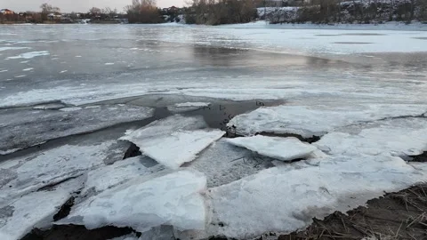 Winter landscape with ice on the river. Cracked ice on the lake. Frosty win.. Video stock 303048574