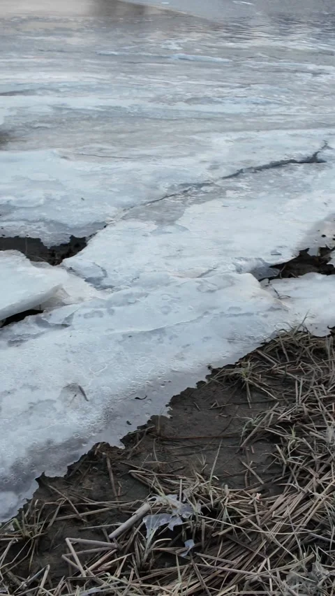 Winter landscape with ice on the river. Cracked ice on the lake. Frosty win.. Video stock 303048583
