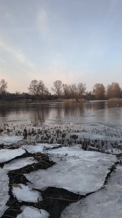 Winter landscape with ice on the river. Cracked ice on the lake. Frosty win.. Video stock 303048834