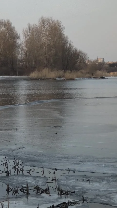 Winter landscape with ice on the river. Cracked ice on the lake. Frosty win.. Video stock 303048837